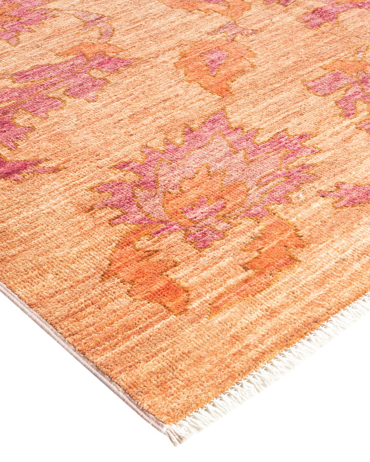 Originaires de ce qui est aujourd'hui la Turquie, les tapis Oushak sont depuis longtemps recherchés pour leurs motifs complexes, leurs couleurs luxuriantes mais subtiles et leur lustre doux. Ces tapis perpétuent cette tradition. Noués à la main en