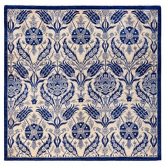 Handgeknüpfter, geblümter Suzani-Teppich in Blau, Unikat