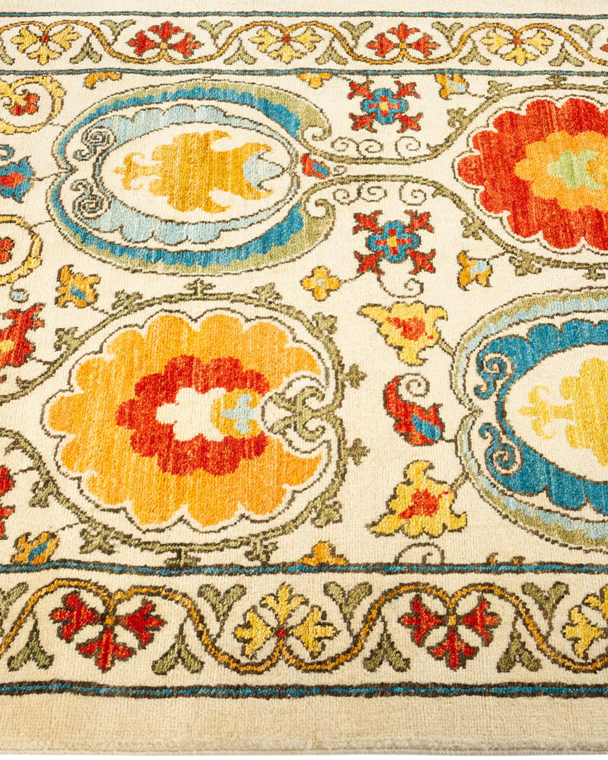 Tapis Suzani ivoire à fleurs noué à la main - Exemplaire unique Neuf - En vente à Norwalk, CT