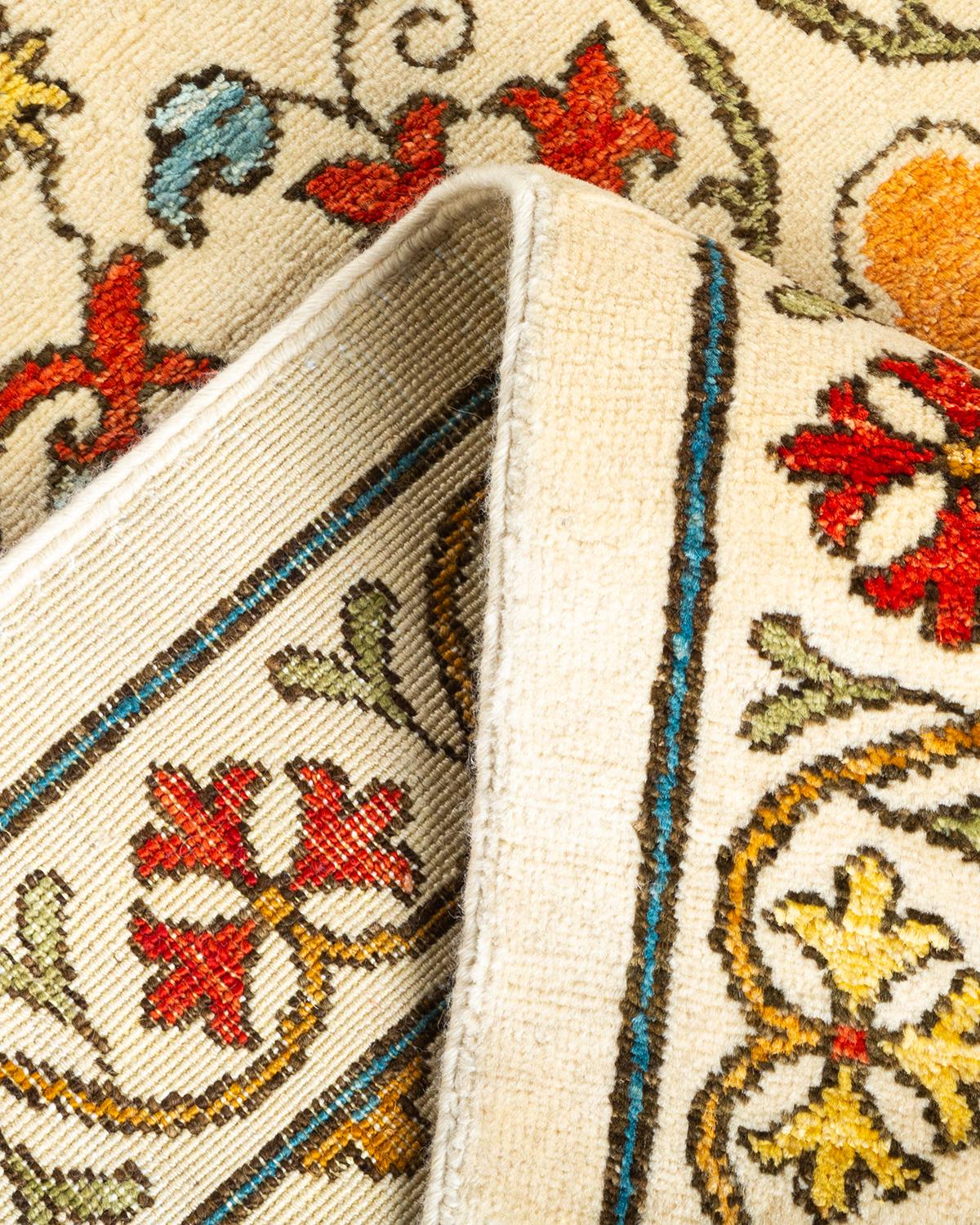 Laine Tapis Suzani ivoire à fleurs noué à la main - Exemplaire unique en vente