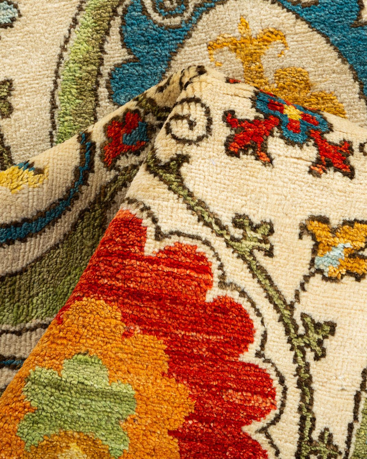 Tapis Suzani ivoire à fleurs noué à la main - Exemplaire unique en vente 1