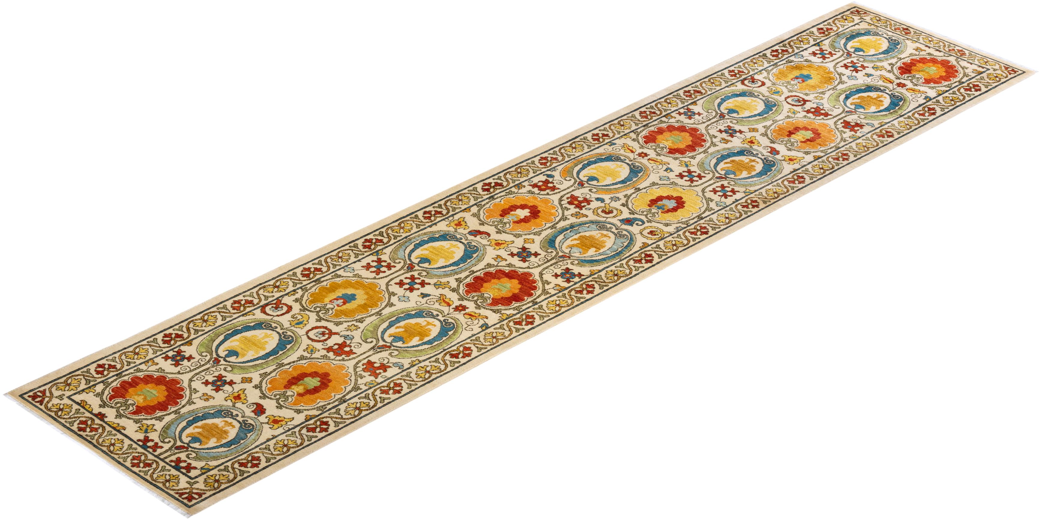 Tapis Suzani ivoire à fleurs noué à la main - Exemplaire unique en vente 2
