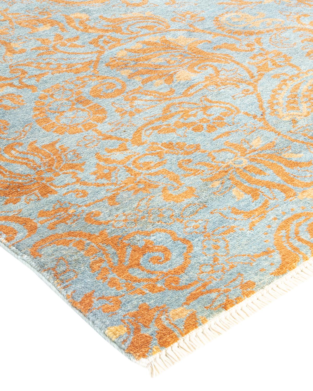 L'art méticuleux des textiles brodés à la main des tribus d'Ouzbékistan a inspiré la Collection Rugs de tapis Suzani. Les motifs audacieux, en particulier les grenades, le soleil et la lune, sont des éléments fréquents, dont les dessins simples mais