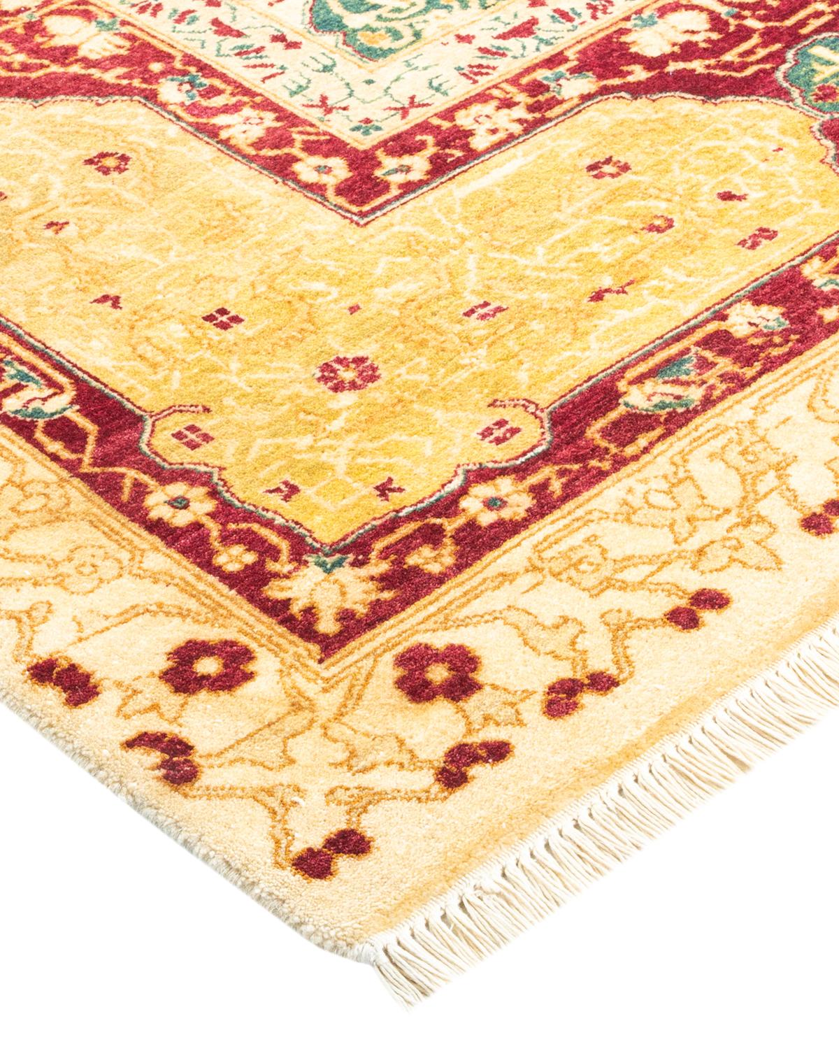 Die Teppiche der Mogul-Kollektion bringen mit ihren zurückhaltenden Farben und Allover-Mustern zeitlose Eleganz in jeden Raum. Beeinflusst von einem Spektrum türkischer, indischer und persischer Designs, lassen die Kunsthandwerker, die diese