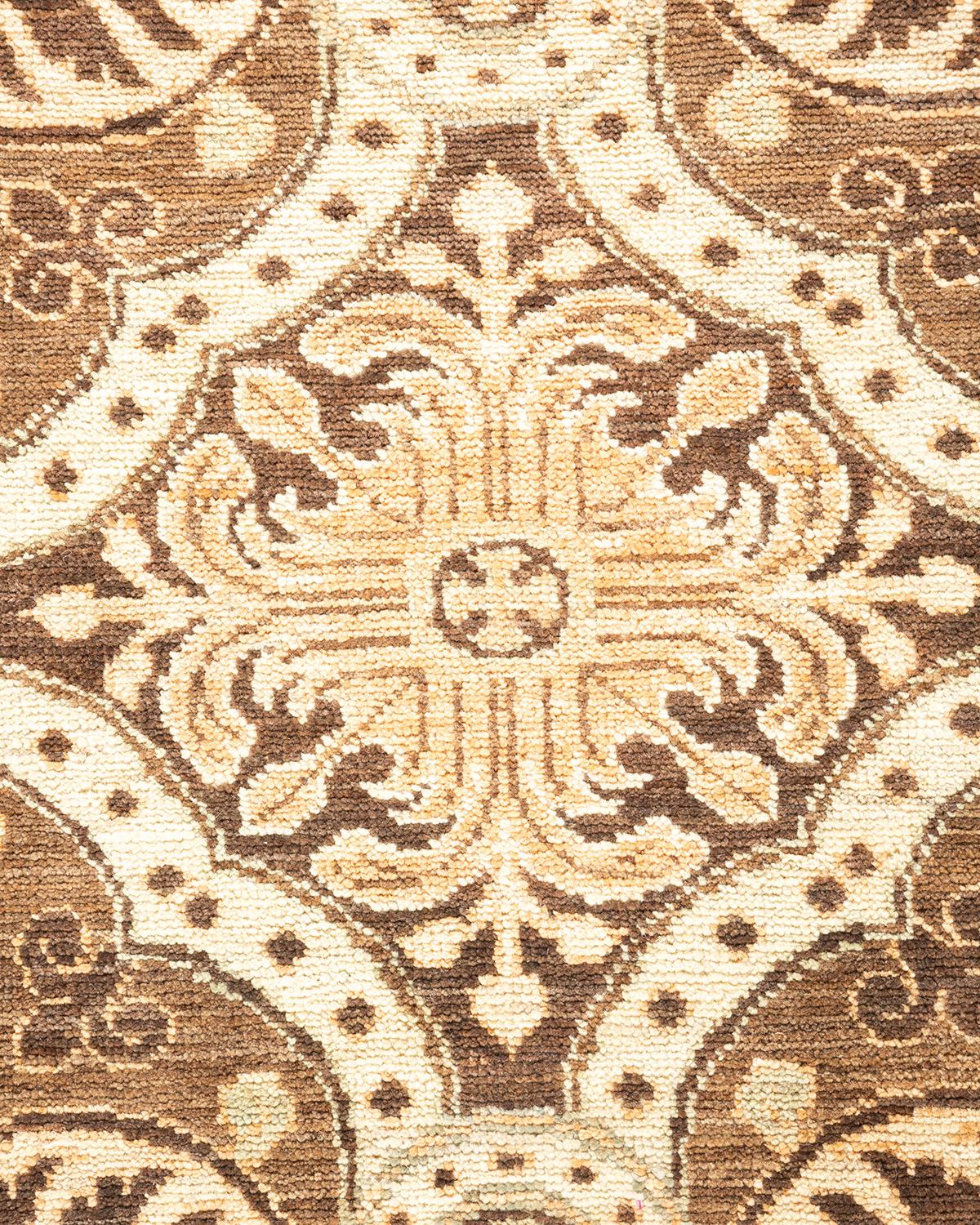 Handgeknüpfter, eklektischer Khotan-Teppich in Braun, Unikat, Unikat (Pakistanisch) im Angebot