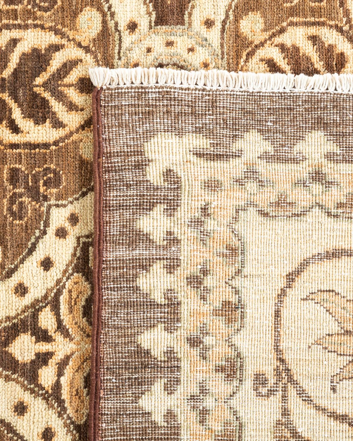Handgeknüpfter, eklektischer Khotan-Teppich in Braun, Unikat, Unikat (21. Jahrhundert und zeitgenössisch) im Angebot