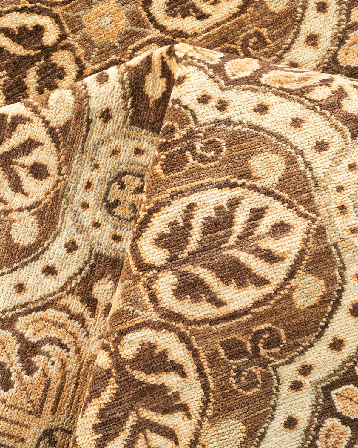Handgeknüpfter, eklektischer Khotan-Teppich in Braun, Unikat, Unikat im Angebot 1