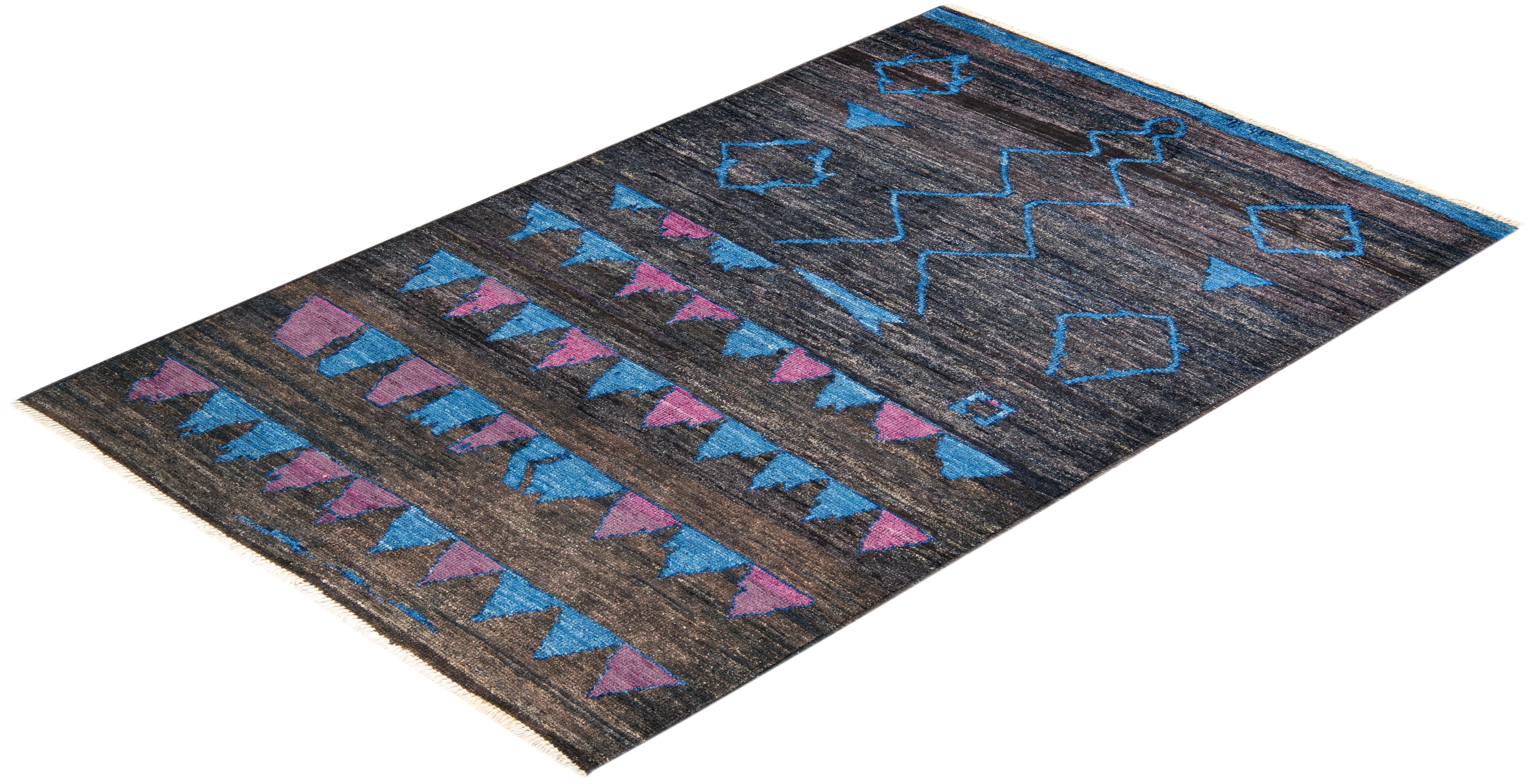 Alfombra marroquí moderna negra anudada a mano única en su género en venta 2