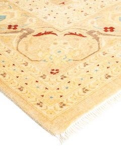 Tapis oriental beige éclectique noué à la main unique en son genre