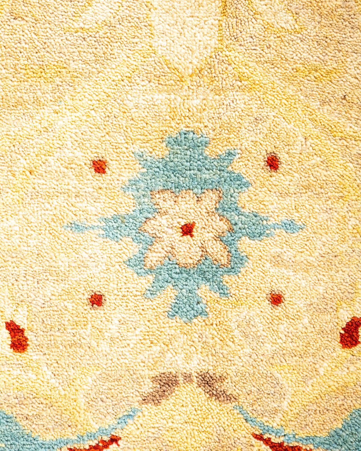 Pakistanais Tapis oriental beige éclectique noué à la main unique en son genre en vente