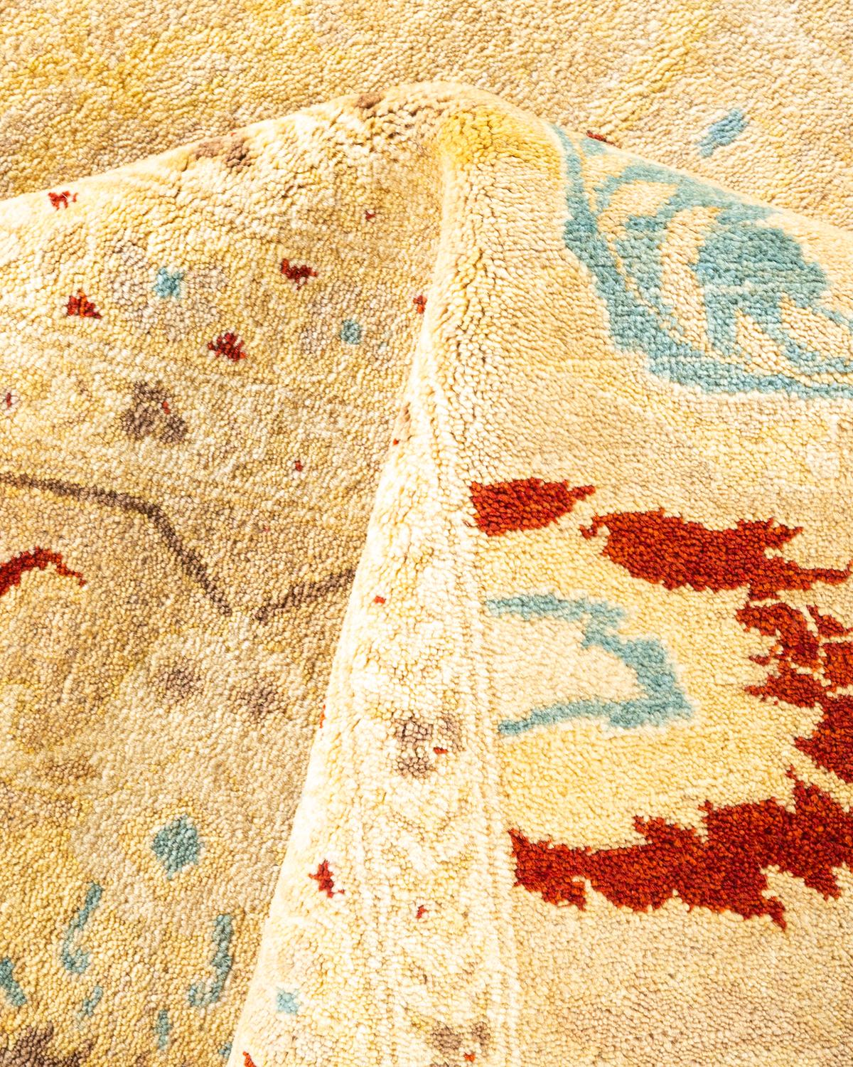 Tapis oriental beige éclectique noué à la main unique en son genre en vente 1