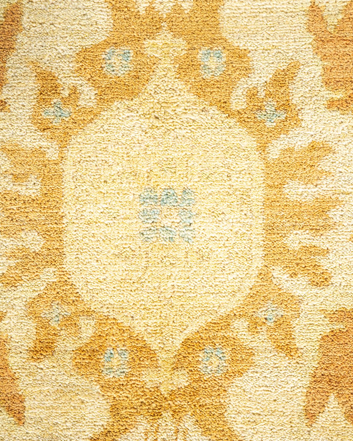 Pakistanais Tapis oriental éclectique en ivoire noué à la main - Exemplaire unique en vente