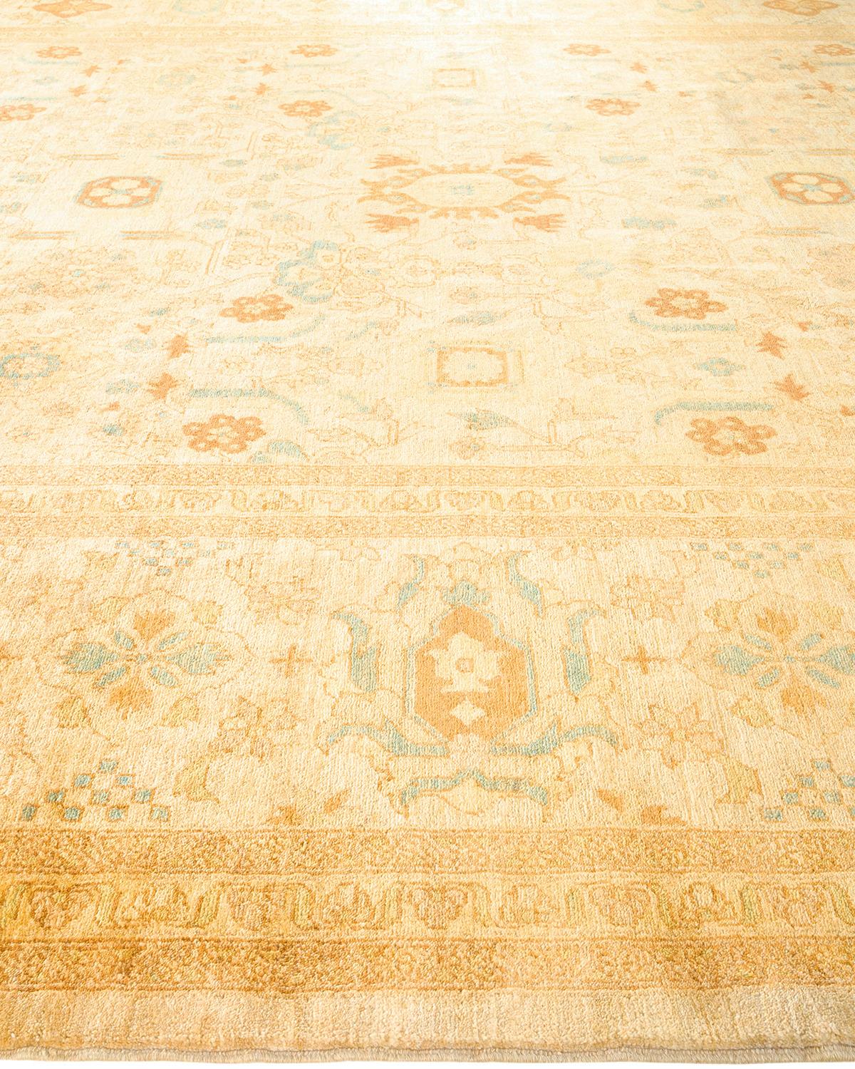 Tapis oriental éclectique en ivoire noué à la main - Exemplaire unique Neuf - En vente à Norwalk, CT