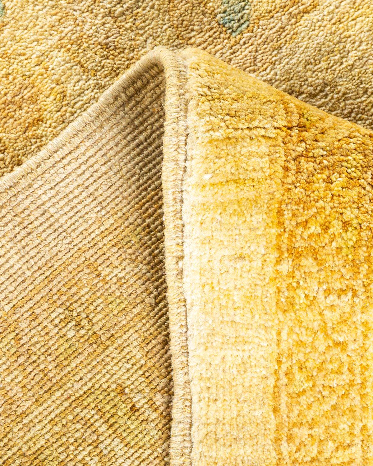 Laine Tapis oriental éclectique en ivoire noué à la main - Exemplaire unique en vente