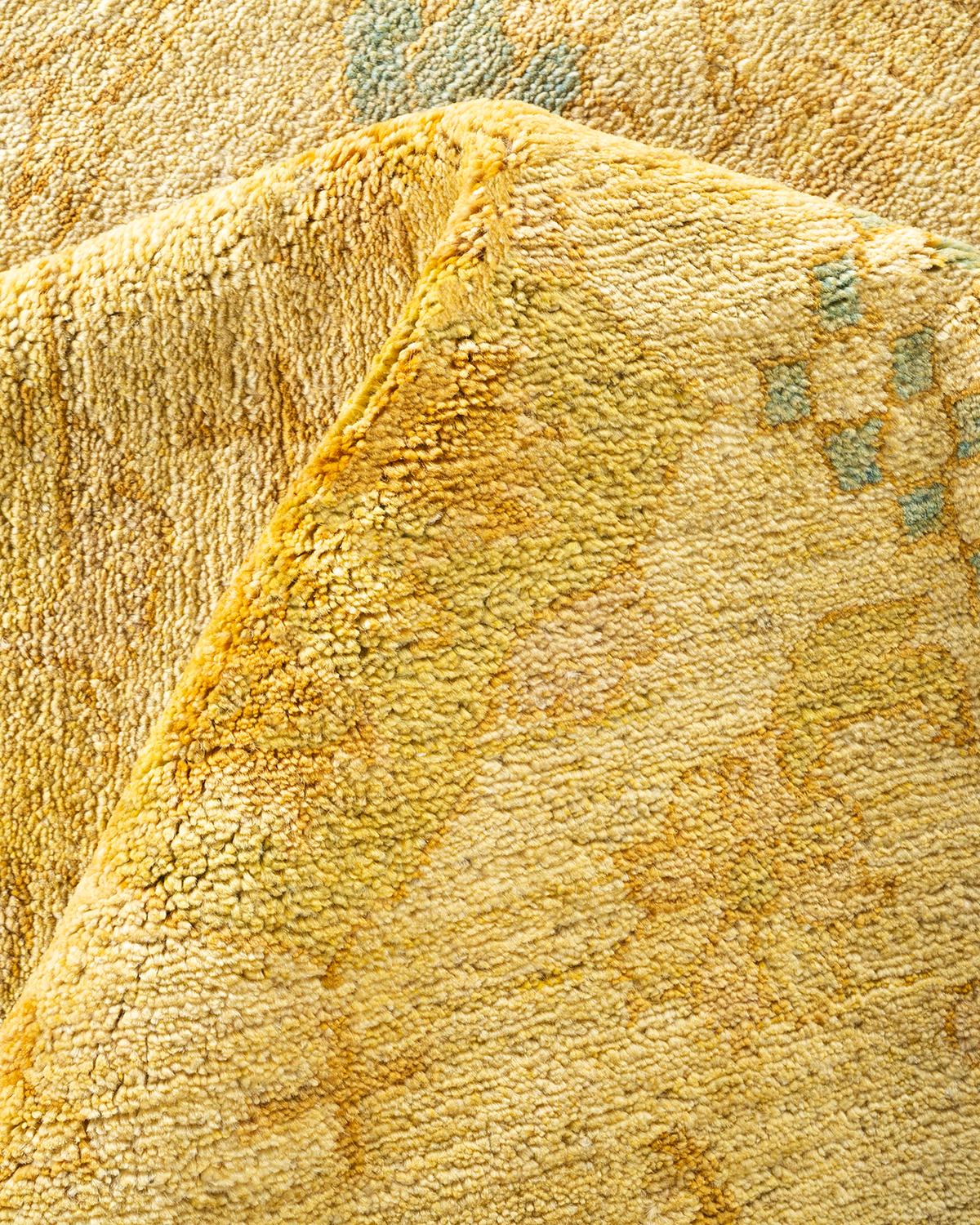 Tapis oriental éclectique en ivoire noué à la main - Exemplaire unique en vente 1