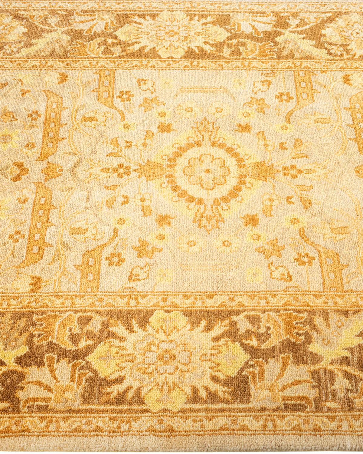 Alfombra única anudada a mano oriental ecléctica marfil en Nuevo estado para la venta en Norwalk, CT