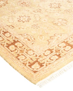 Tapis oriental éclectique ivoire noué à la main, unique en son genre