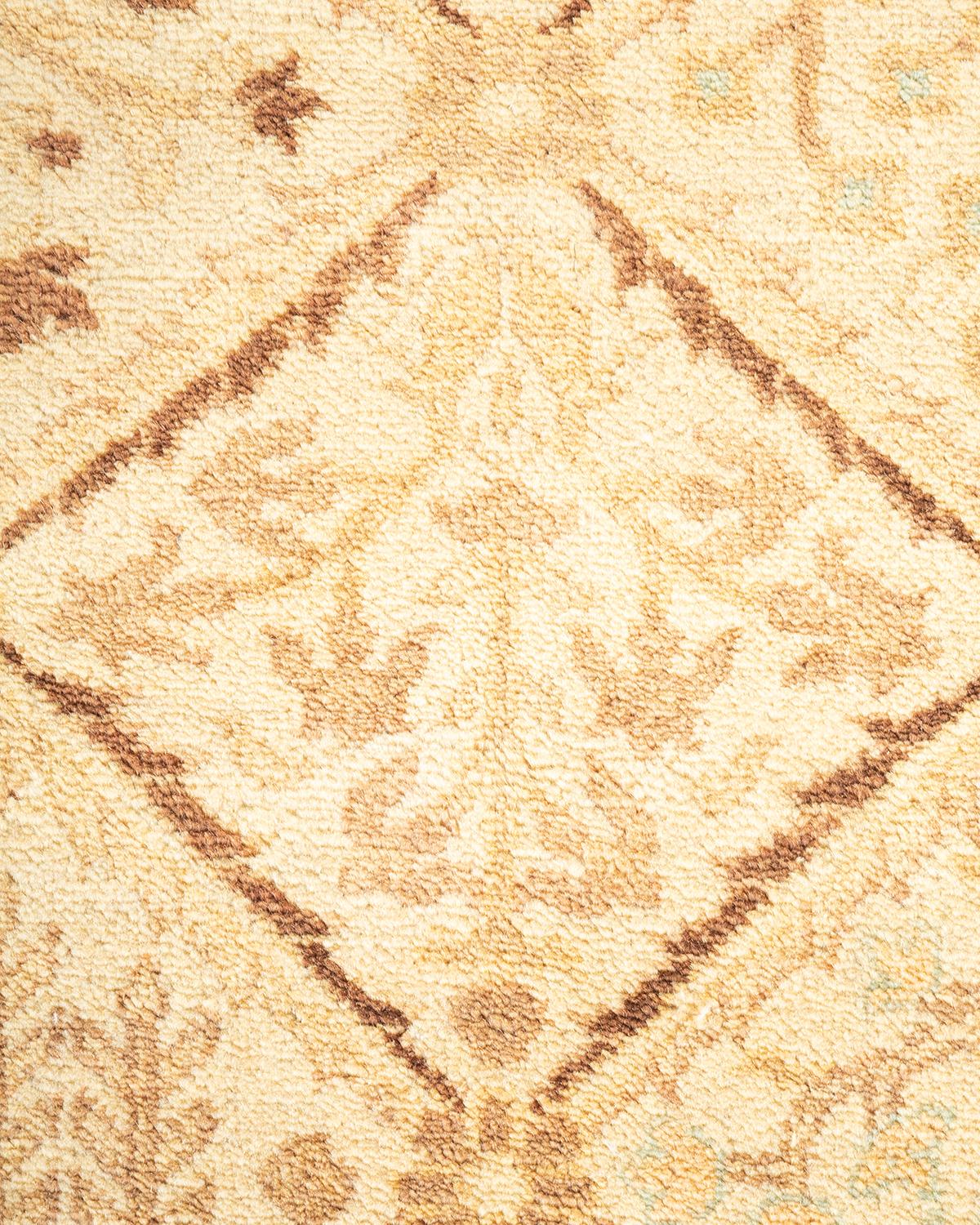 Pakistanais Tapis oriental éclectique unique noué à la main en ivoire, unique en son genre en vente