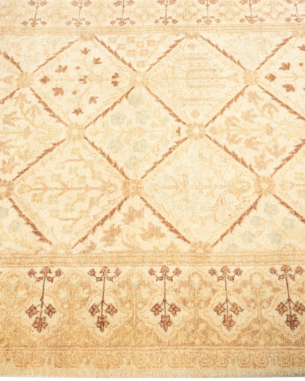 Tapis oriental éclectique unique nou�é à la main en ivoire, unique en son genre Neuf - En vente à Norwalk, CT