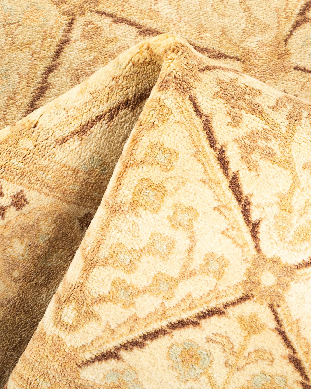 Tapis oriental éclectique unique noué à la main en ivoire, unique en son genre en vente 1