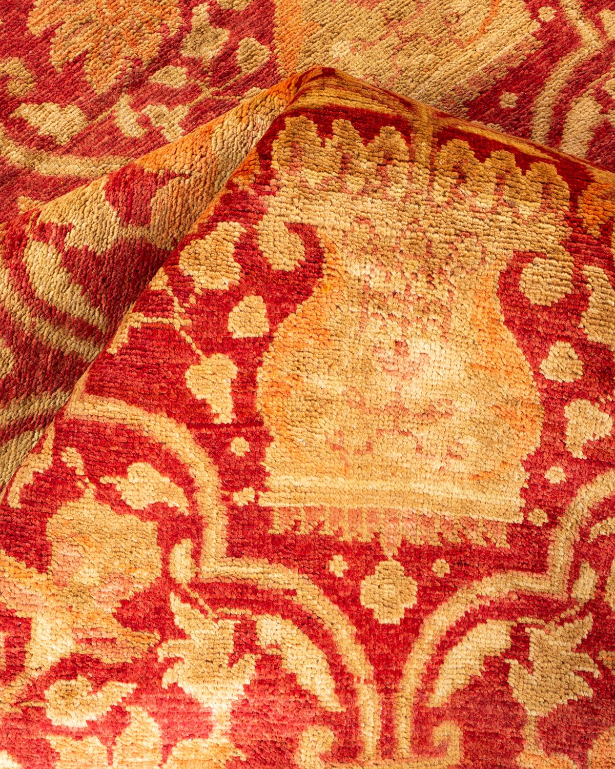 Tapis rouge oriental éclectique noué à la main unique en son genre de 6' 1