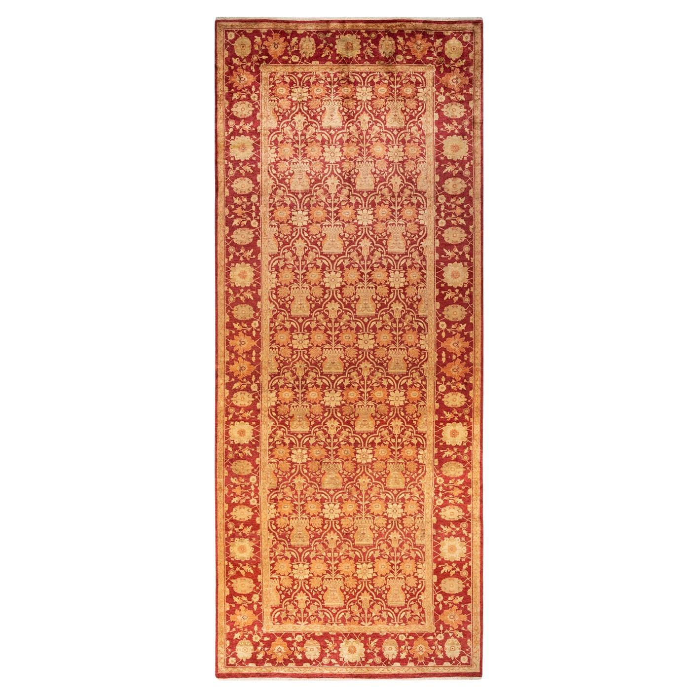 Tapis rouge oriental éclectique noué à la main unique en son genre de 6' 1"" x 15' 5"" en vente
