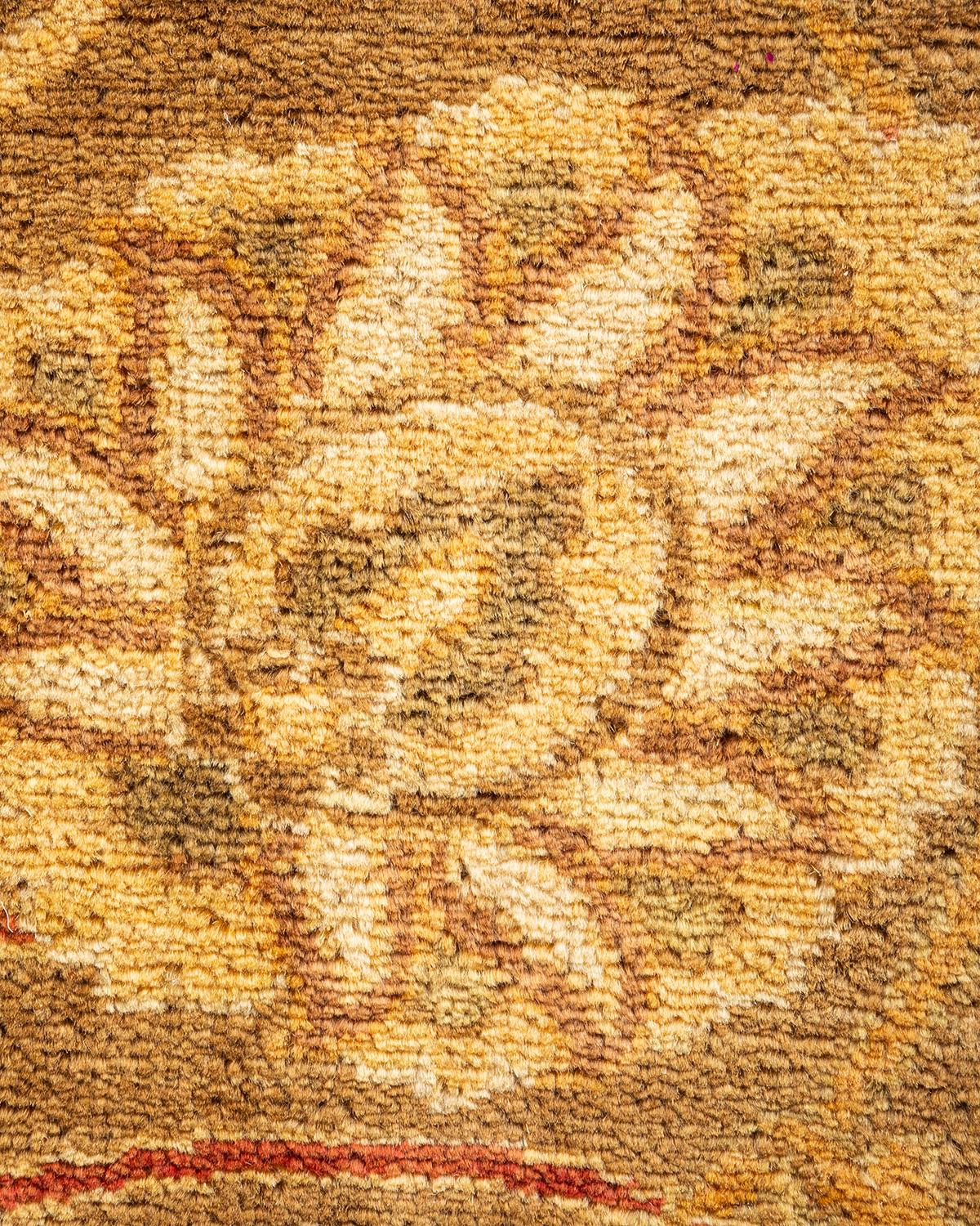 Pakistanais Tapis jaune oriental éclectique noué à la main, unique en son genre en vente
