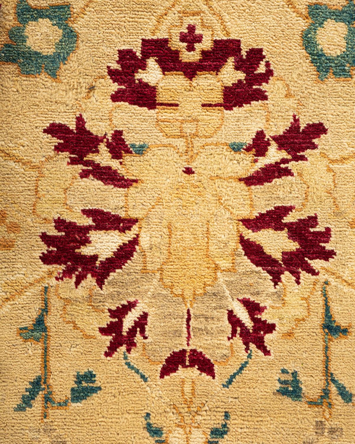Pakistanais Tapis jaune oriental éclectique noué à la main, unique en son genre en vente