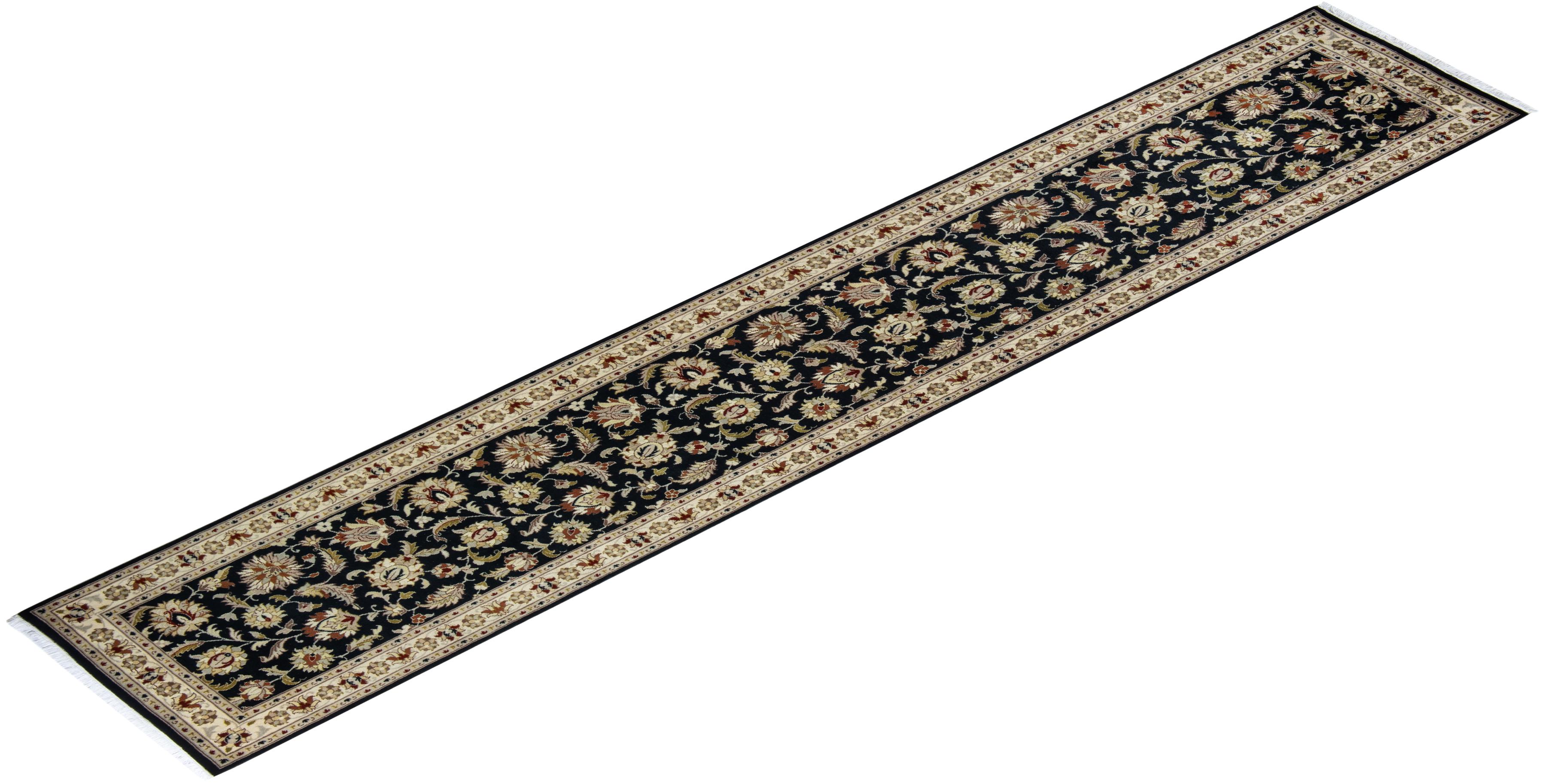 Einzigartiger handgeknüpfter schwarzer Oriental Mogul-Teppich, 2' 7 Zoll x 12' 6 Zoll im Angebot 2