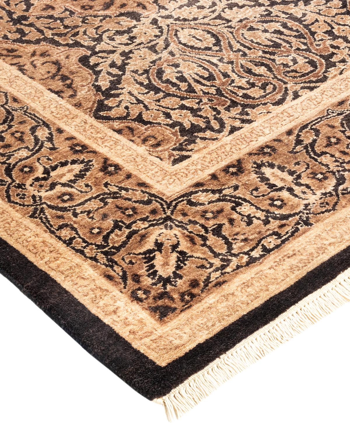 Die Teppiche der Mogul-Kollektion bringen mit ihren zurückhaltenden Farben und Allover-Mustern zeitlose Eleganz in jeden Raum. Beeinflusst von einem Spektrum türkischer, indischer und persischer Designs, lassen die Kunsthandwerker, die diese