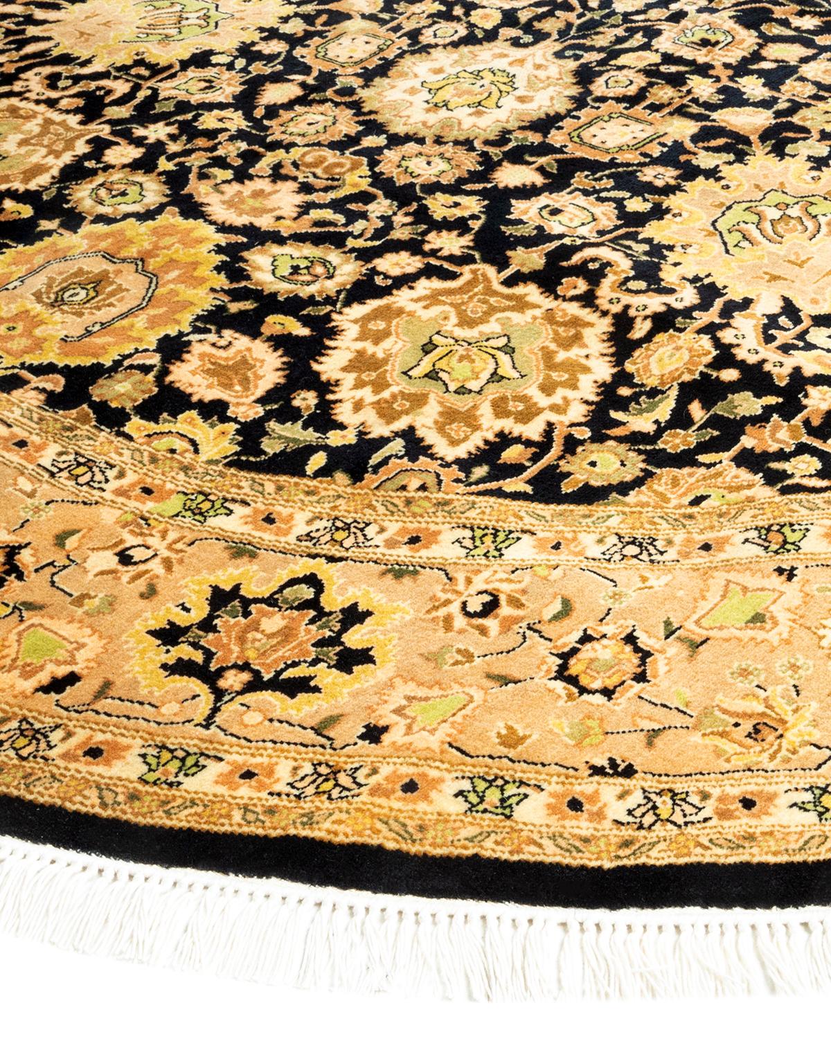 Avec leurs palettes discrètes et leurs motifs allover, les tapis de la collection Mogul apporteront une sophistication intemporelle à n'importe quelle pièce. Influencés par un éventail de motifs turcs, indiens et persans, les artisans qui tissent à