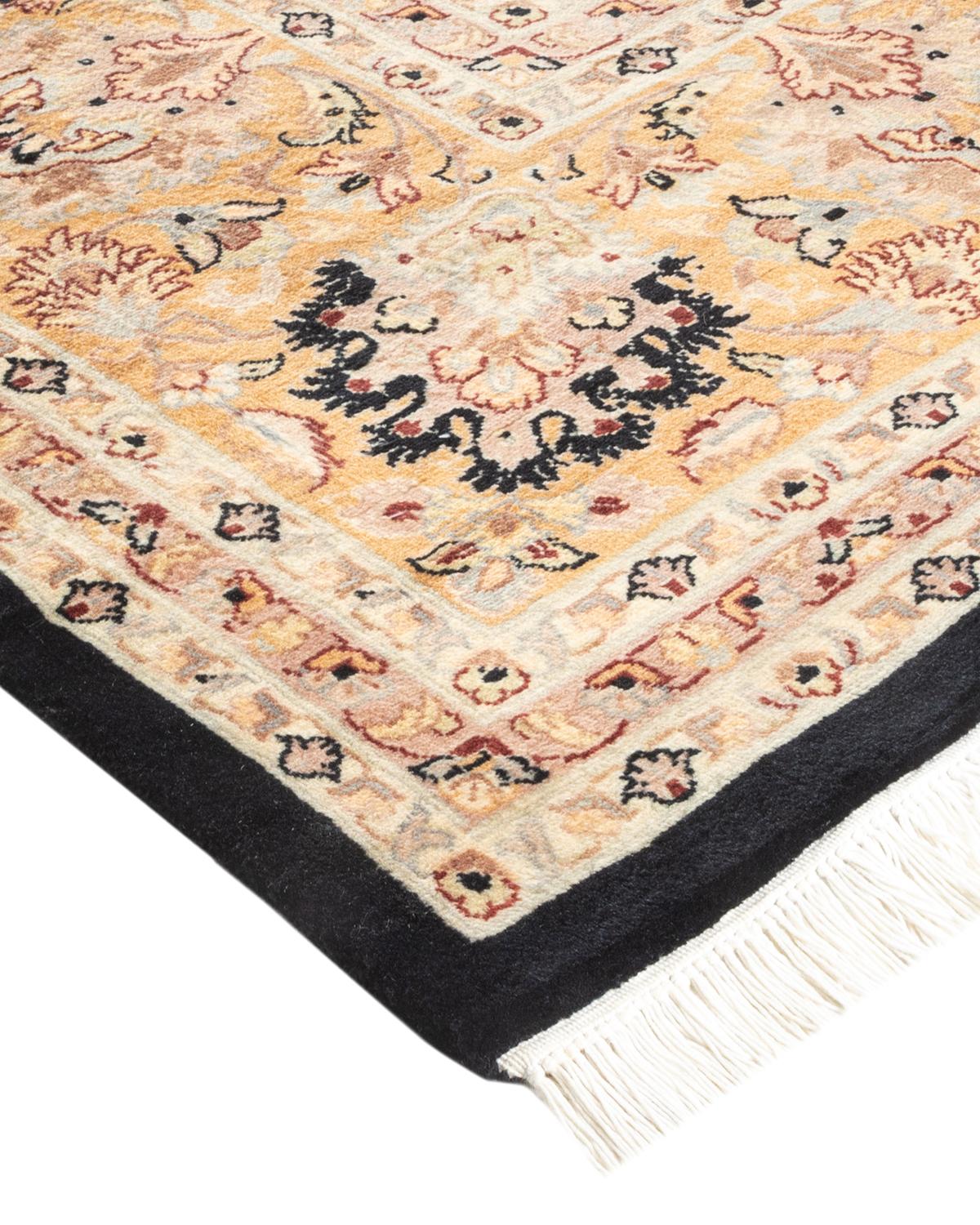 Die Teppiche der Mogul-Kollektion bringen mit ihren dezenten Farben und Allover-Mustern zeitlose Eleganz in jeden Raum. Beeinflusst von einem Spektrum türkischer, indischer und persischer Designs, lassen die Kunsthandwerker, die diese Wollteppiche