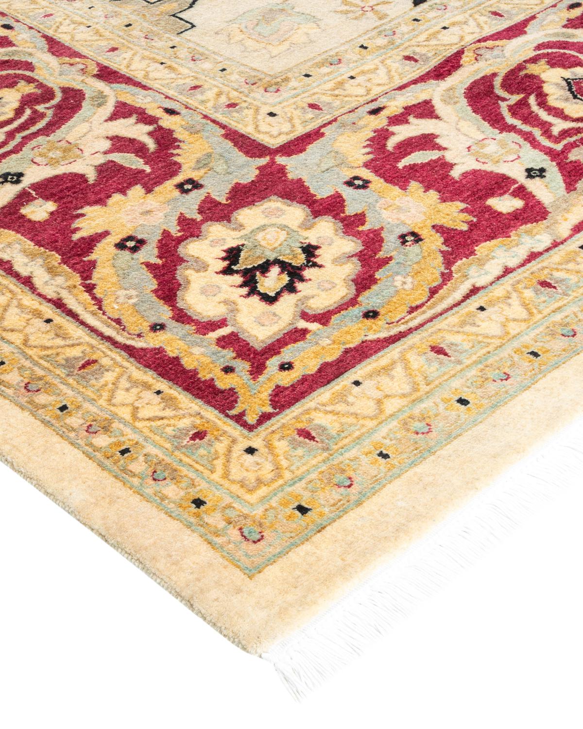 Die Teppiche der Mogul-Kollektion bringen mit ihren zurückhaltenden Farben und Allover-Mustern zeitlose Eleganz in jeden Raum. Beeinflusst von einem Spektrum türkischer, indischer und persischer Designs, lassen die Kunsthandwerker, die diese