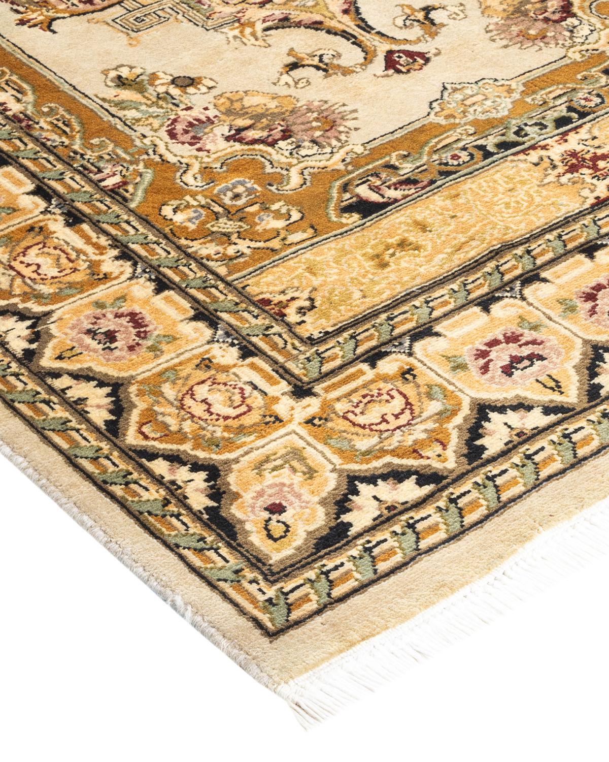 Die Teppiche der Mogul-Kollektion bringen mit ihren zurückhaltenden Farben und Allover-Mustern zeitlose Eleganz in jeden Raum. Beeinflusst von einem Spektrum türkischer, indischer und persischer Designs, lassen die Kunsthandwerker, die diese