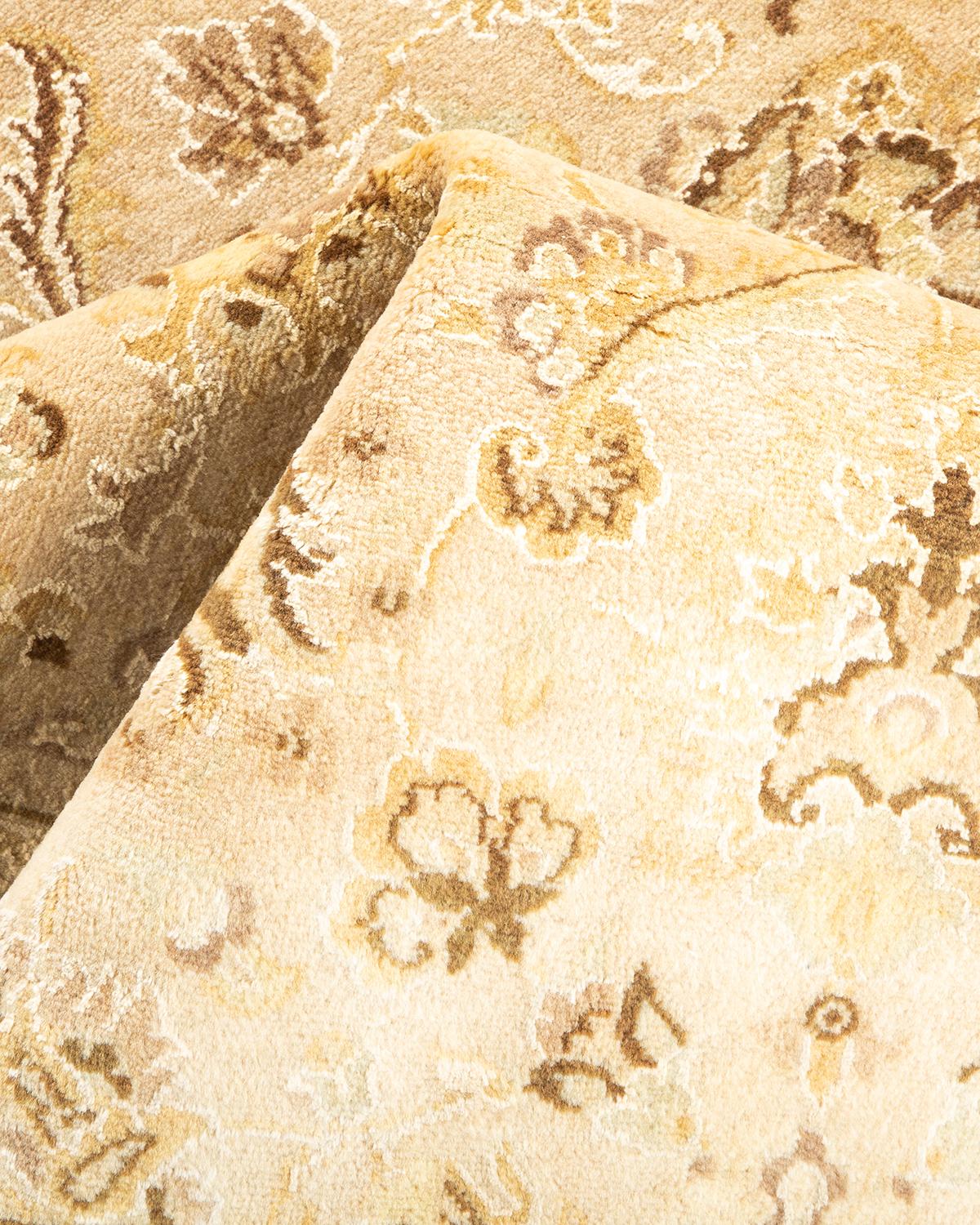 Tappeto orientale Mogul Ivory, unico nel suo genere e annodato a mano in vendita 1