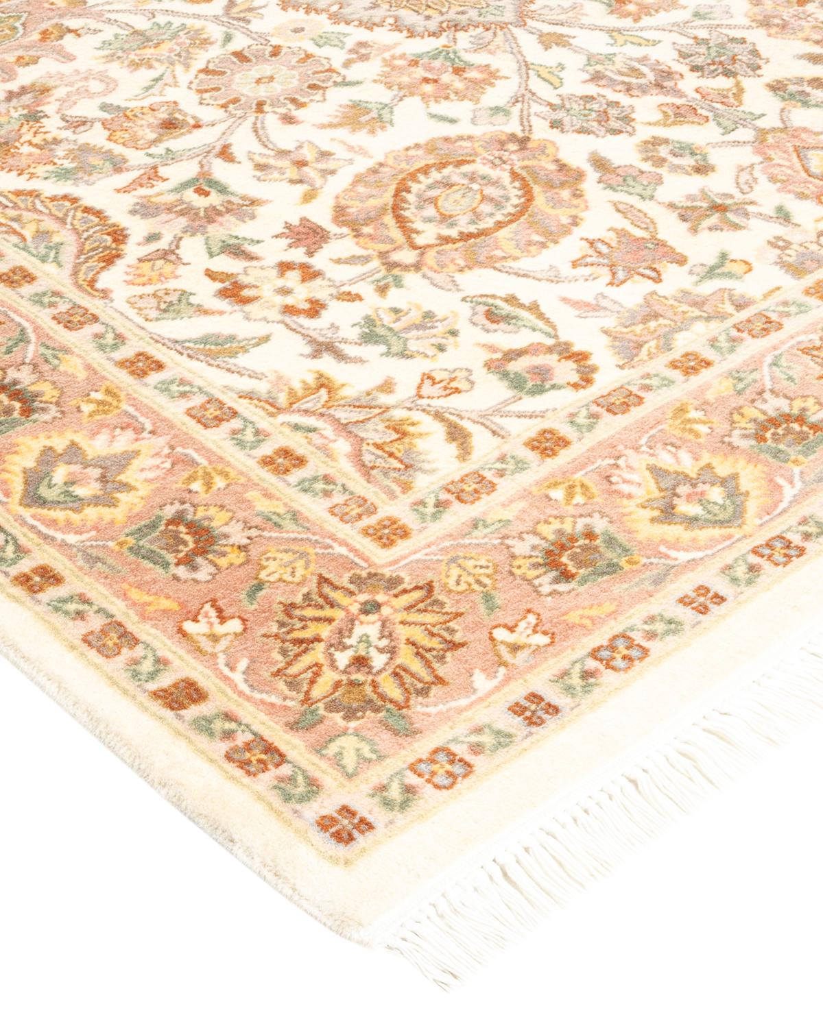 Avec leurs palettes discrètes et leurs motifs à l'envers, les tapis de la collection Mogul apporteront une sophistication intemporelle à n'importe quelle pièce. Influencés par un éventail de motifs turcs, indiens et persans, les artisans qui tissent