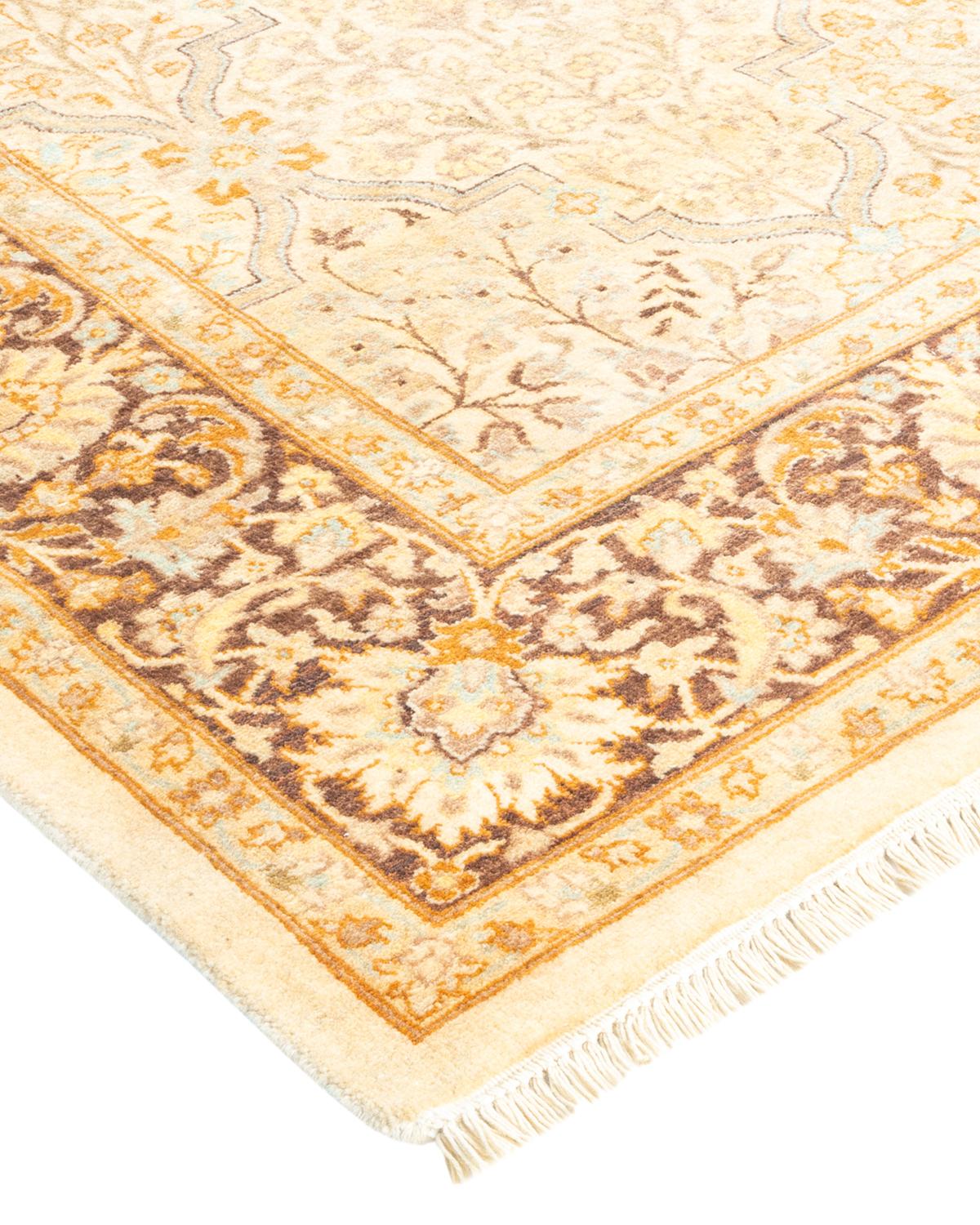 Avec leurs palettes discrètes et leurs motifs à l'envers, les tapis de la collection Mogul apporteront une sophistication intemporelle à n'importe quelle pièce. Influencés par un éventail de motifs turcs, indiens et persans, les artisans qui tissent