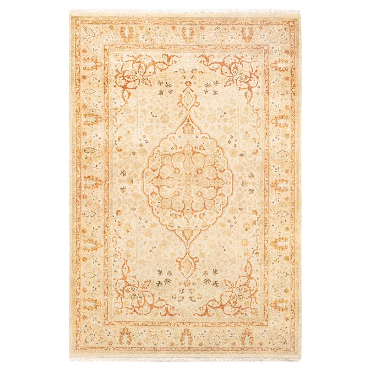 Handgeknüpfter orientalischer Mogul elfenbeinfarbener Teppich in Elfenbein, Unikat