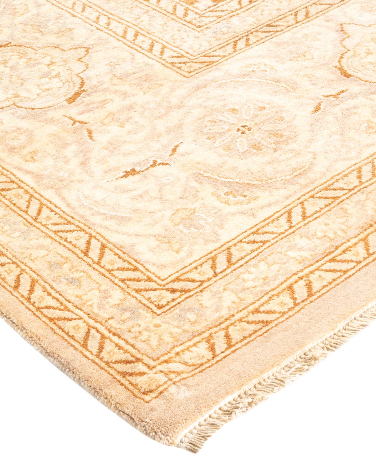 Con palette sobrie e disegni allover, i tappeti della Collezione Mogul doneranno una raffinatezza senza tempo a qualsiasi stanza. Influenzati da uno spettro di disegni turchi, indiani e persiani, gli artigiani che tessono a mano questi tappeti di
