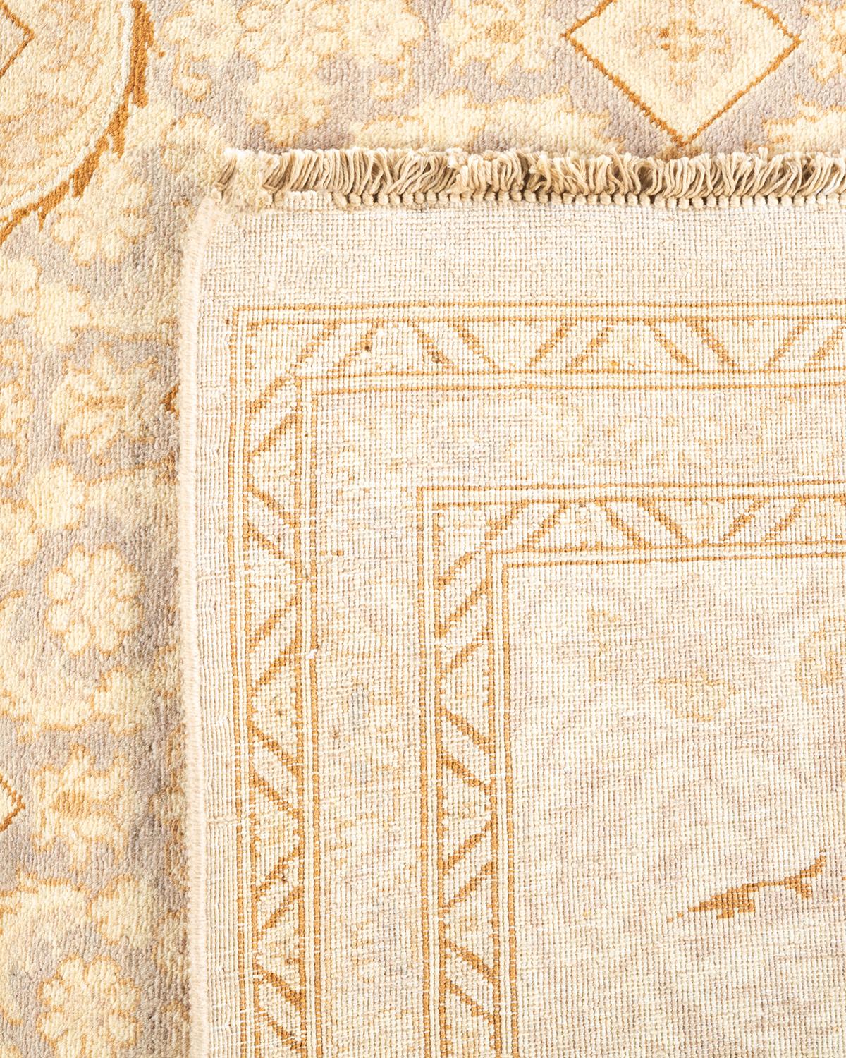 XXI secolo e contemporaneo Tappeto orientale Mogul Ivory, unico nel suo genere e annodato a mano in vendita