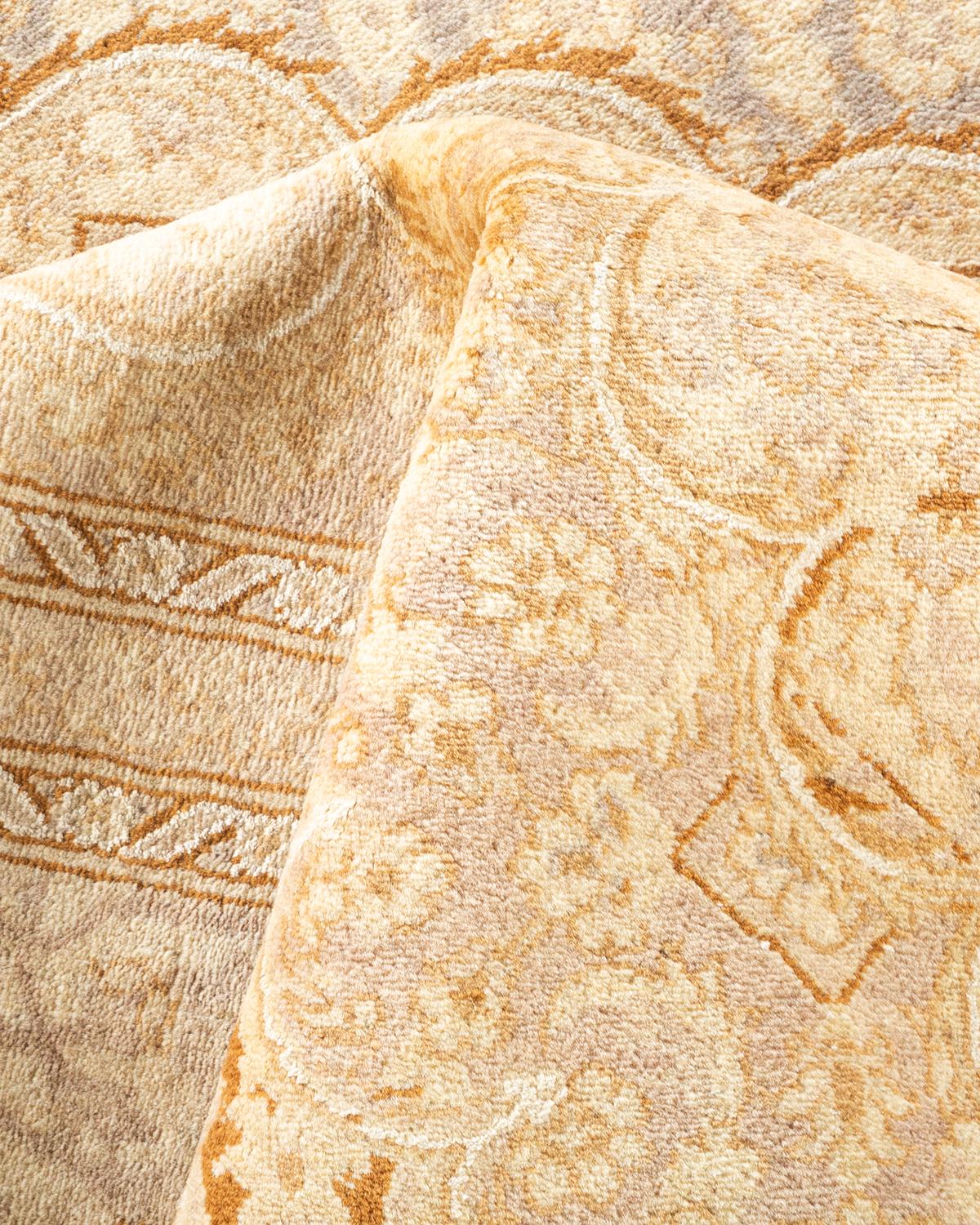 Tappeto orientale Mogul Ivory, unico nel suo genere e annodato a mano in vendita 1