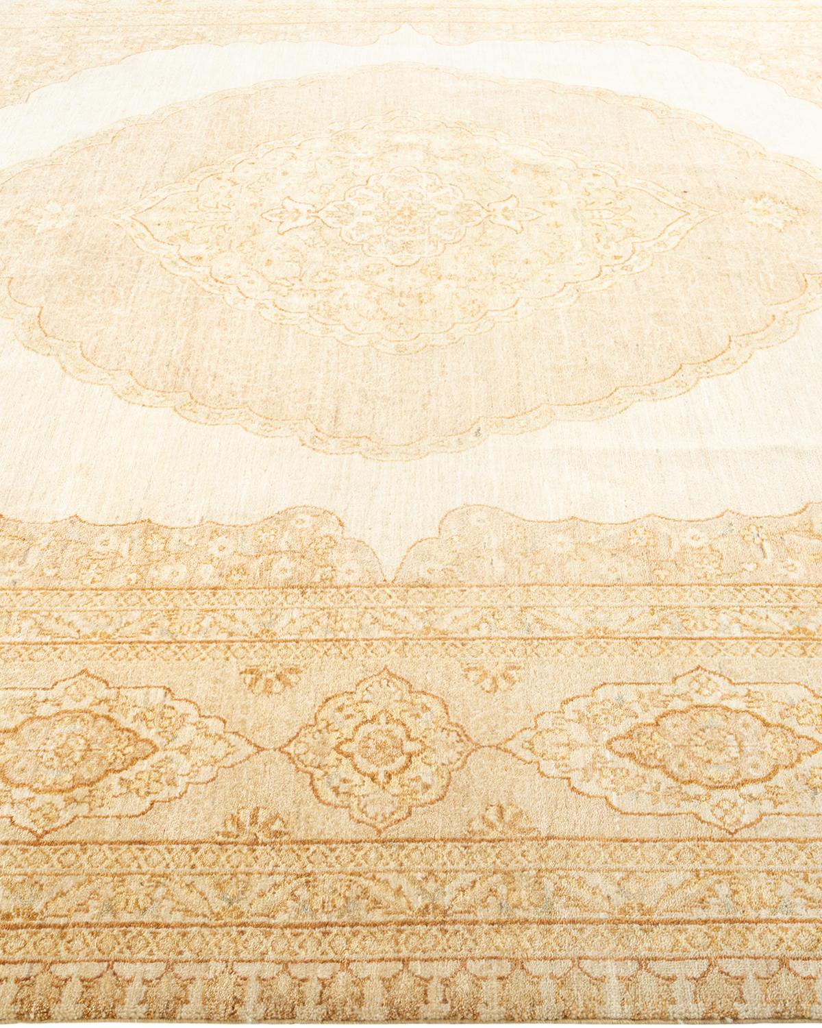 Tappeto orientale Mogul Ivory, unico nel suo genere e annodato a mano In condizioni Nuovo in vendita a Norwalk, CT