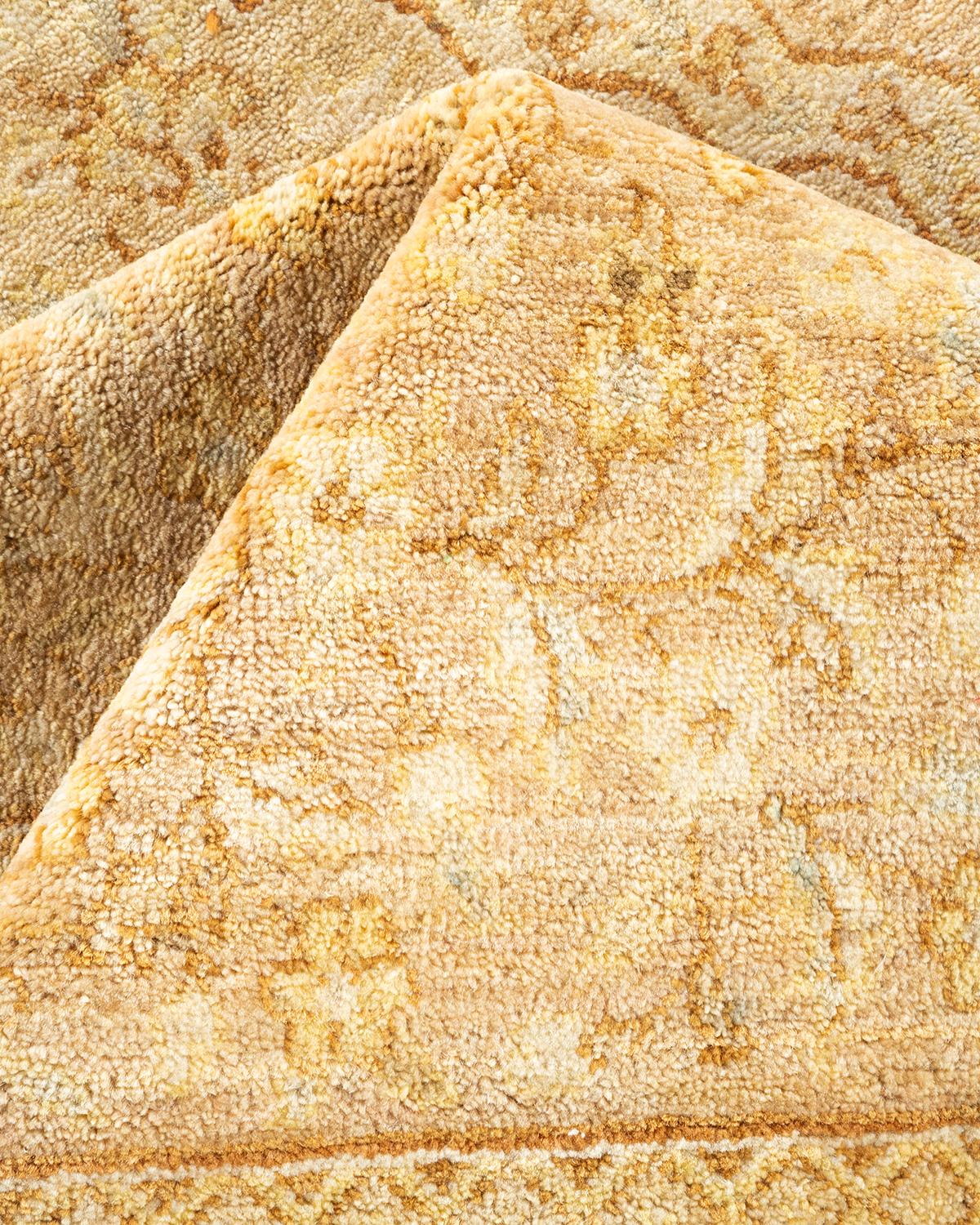 Tappeto orientale Mogul Ivory, unico nel suo genere e annodato a mano in vendita 1