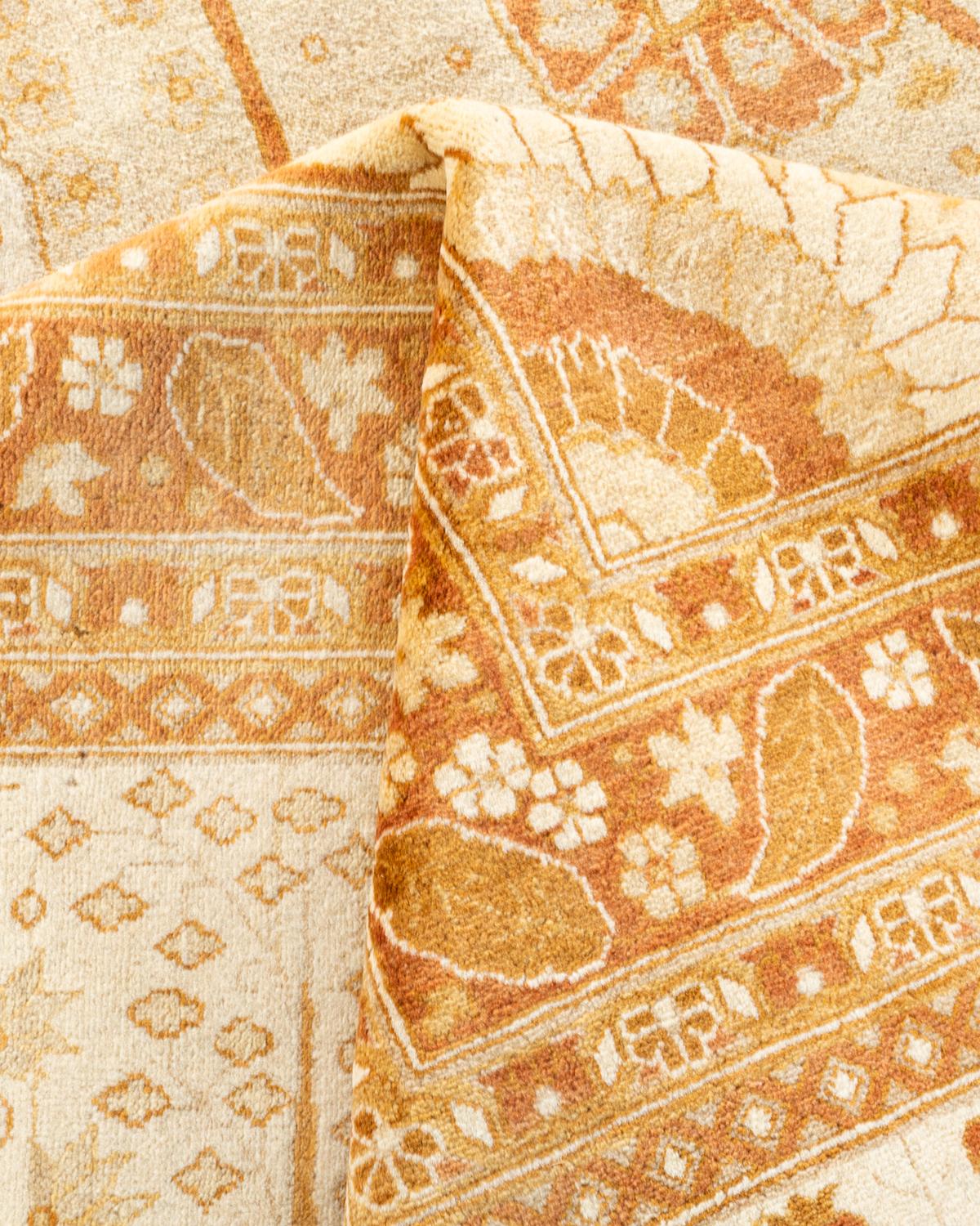 Tapis Oriental Mogul ivoire noué à la main unique en son genre en vente 1