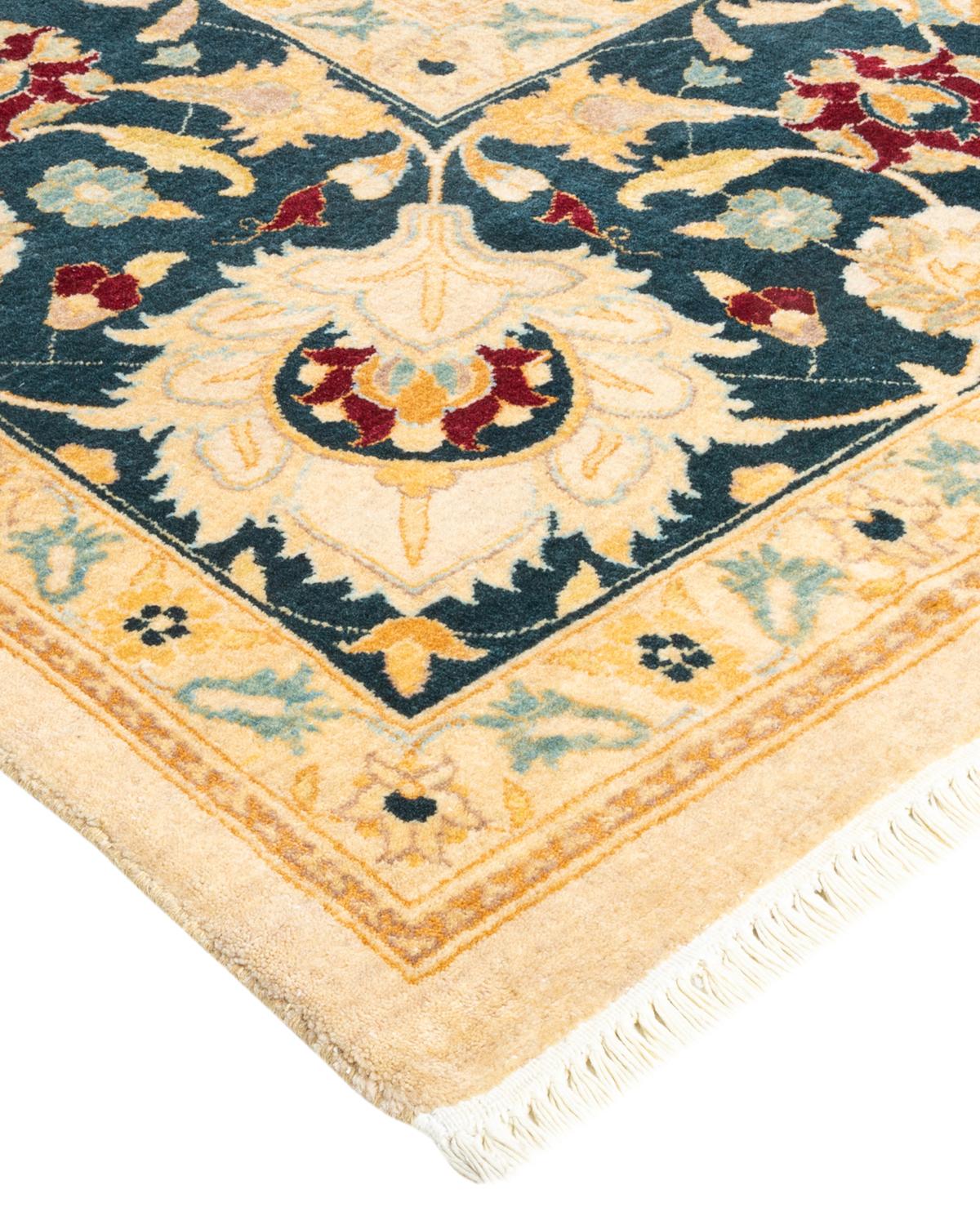 Avec leurs palettes discrètes et leurs motifs à l'envers, les tapis de la collection Mogul apporteront une sophistication intemporelle à n'importe quelle pièce. Influencés par un éventail de motifs turcs, indiens et persans, les artisans qui tissent