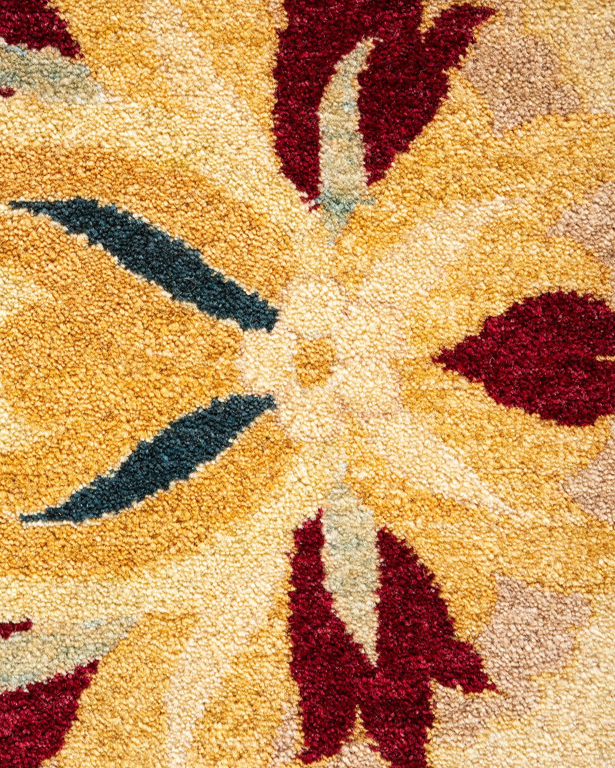 Pakistanais Tapis Oriental Mogul ivoire noué à la main unique en son genre en vente