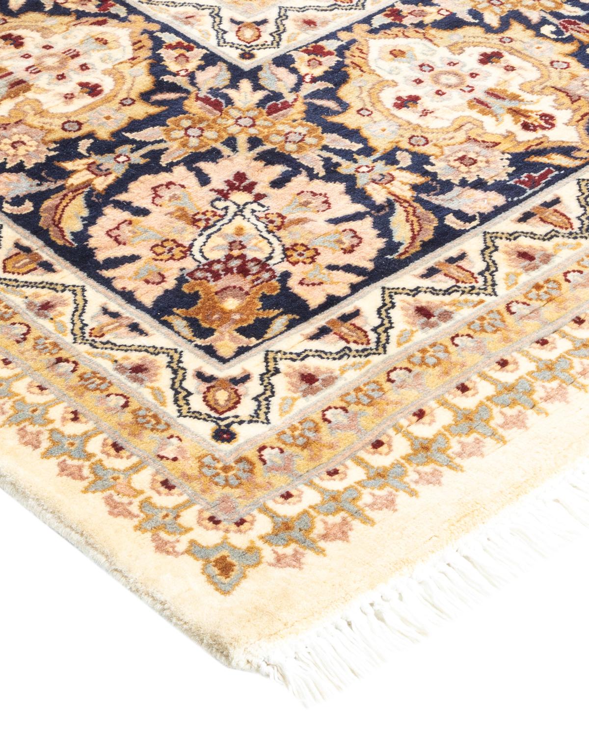 Die Teppiche der Mogul-Kollektion bringen mit ihren zurückhaltenden Farben und Allover-Mustern zeitlose Eleganz in jeden Raum. Beeinflusst von einem Spektrum türkischer, indischer und persischer Designs, lassen die Kunsthandwerker, die diese