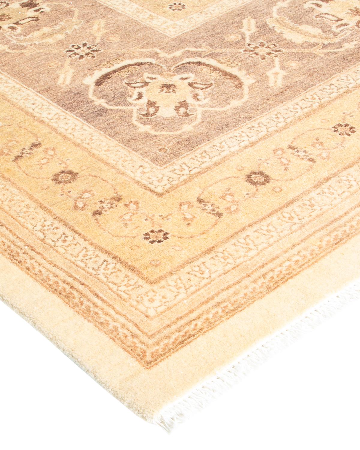 Con palette sobrie e disegni allover, i tappeti della Collezione Mogul doneranno una raffinatezza senza tempo a qualsiasi stanza. Influenzati da uno spettro di disegni turchi, indiani e persiani, gli artigiani che tessono a mano questi tappeti di