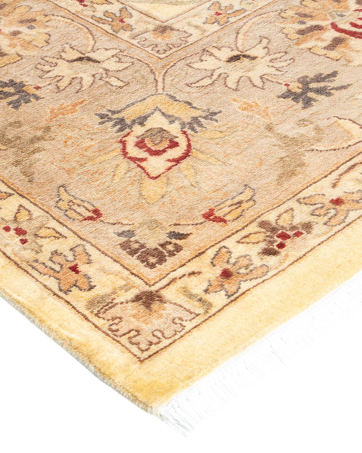 Con palette sobrie e disegni allover, i tappeti della Collezione Mogul doneranno una raffinatezza senza tempo a qualsiasi stanza. Influenzati da uno spettro di disegni turchi, indiani e persiani, gli artigiani che tessono a mano questi tappeti di