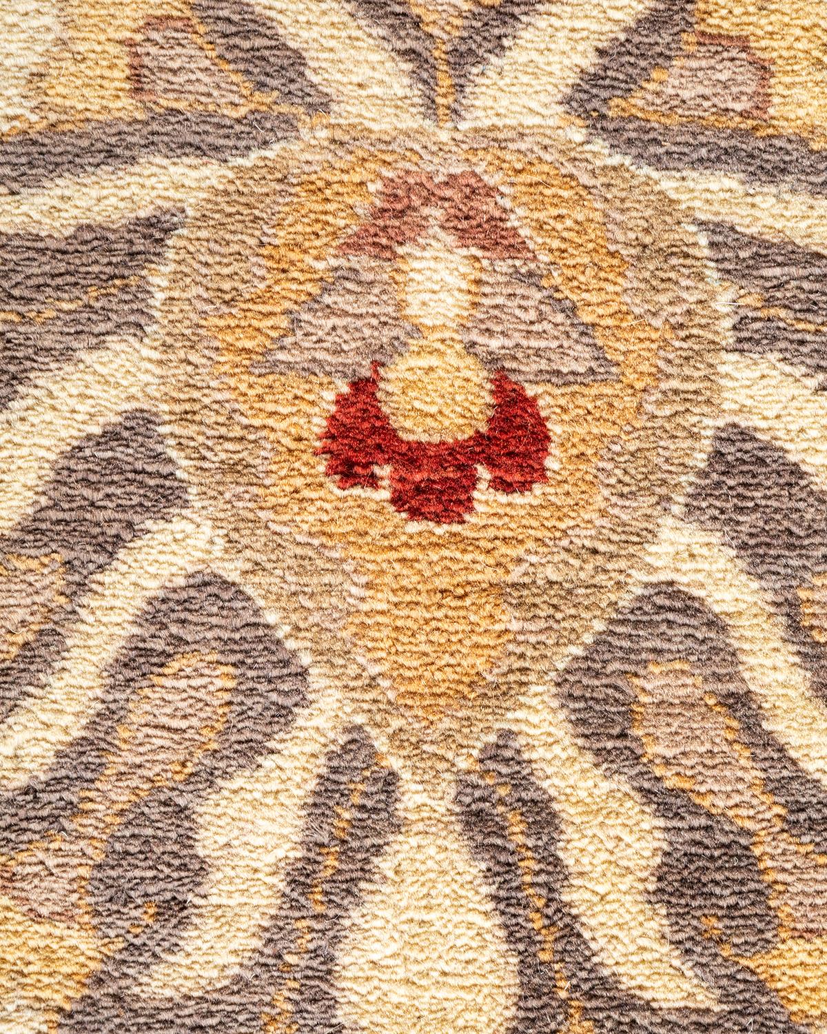 Pakistanais Tapis Oriental Mogul ivoire noué à la main unique en son genre en vente